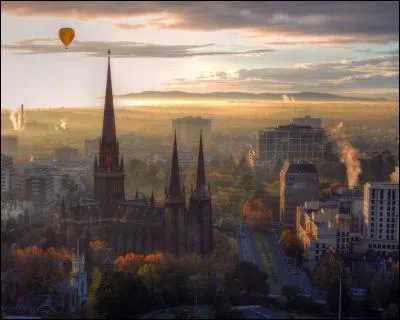 Il vaudrait mieux que le pilote de cette montgolfière sache qu'il survole la plus haute cathédrale d'Australie et dans quelle ville elle se trouve. Et vous, savez-vous ?