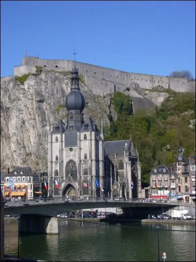 Voici la collégiale Notre-Dame de la ville de Dinant. Mais laquelle ?