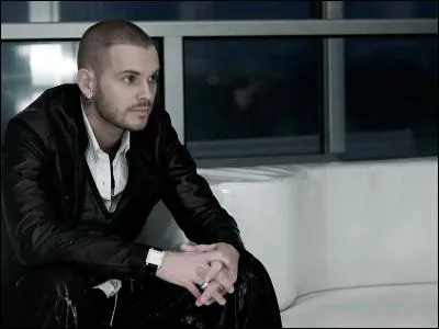 Dans quel groupe M. Pokora a-t-il commencé ?