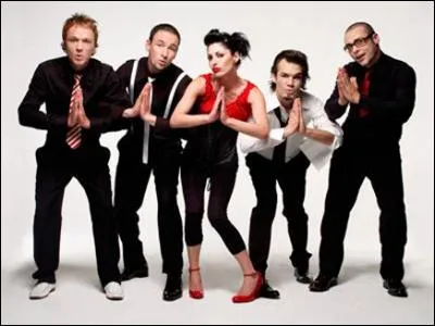 Quel groupe chante "Radio Song" en 2004 ?