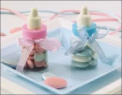 Familièrement, il essayait de séduire :