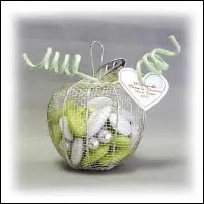 Faire flotter des troncs d'arbres sur un cours d'eau pour les acheminer jusqu'à leur destination :