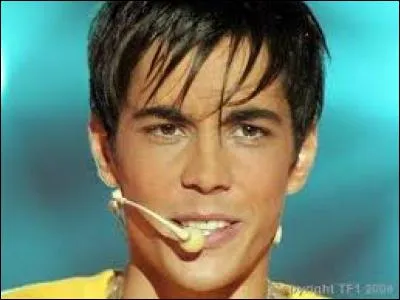 Quel est le titre de son premier single sorti en 2005 ?