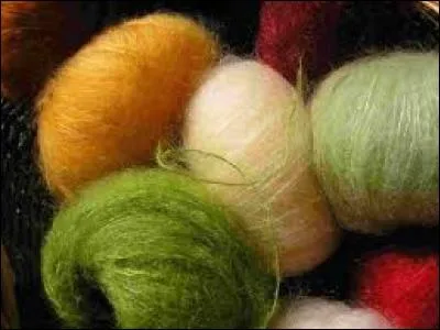 Comment s'appelle la laine fabriquée à partir de la toison de la chèvre angora ?