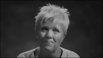 Quel slogan Mimie Mathie dit-elle au public juste avant la chanson des Enfoirés ?