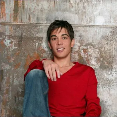 Il a été le premier garçon à remporter Star Academy.