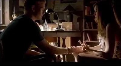 Revenue à la vie, Elena va lui demander d'effacer son amour pour Damon, mais de qui s'agit-il ?