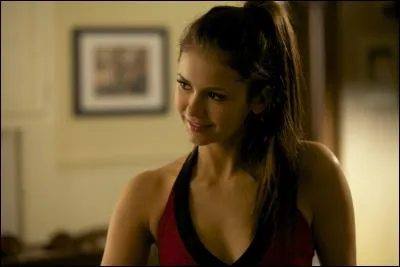 Avec qui Elena forme-t-elle un couple au début de la série ?