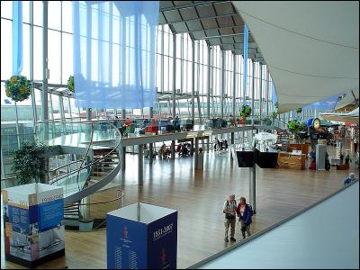 L'aéroport international Arlanda dessert la capitale d'un pays d'Europe. Laquelle ?