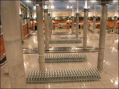 L'aéroport international Imam Khomeini dessert la capitale d'un pays du Moyen-Orient. Laquelle ?