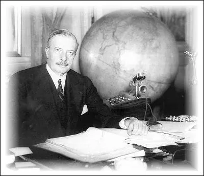 Quelle fonction occupait André Maginot, à qui l'on doit le terme de "ligne Maginot", ligne de fortifications construite par la France le long de ses frontières avec la Belgique, le Luxembourg, l'Allemagne, la Suisse et l'Italie de 1928 à 1940 ?