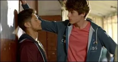 Avec qui sort le frère d'Anouchka dans la saison 5 ?