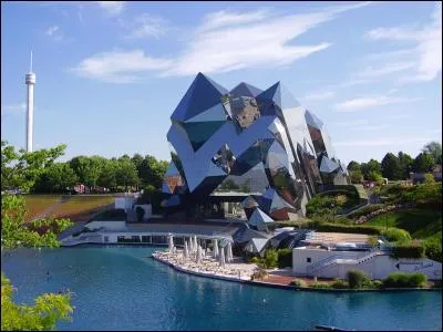 Comment appelle-t-on la salle de cinéma du Futuroscope de Poitiers ?