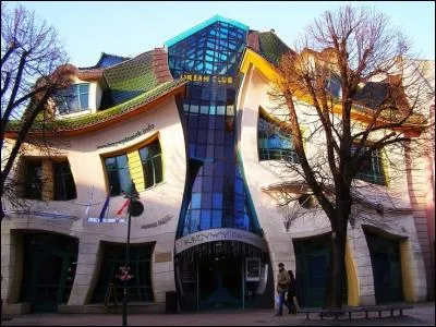 Vous voyez ici la "Maison tordue" de Sopot, en Pologne. Est-ce vrai ou faux ?