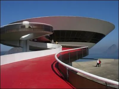 Ce musée a été conçu par O. Niemeyer. Mais la ville où il se situe, Niterói, a quelque chose de particulier. Quoi donc au juste ?