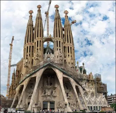 On ne présente plus la "Sagrada Familia" de Barcelone, dont les premiers travaux commencèrent en 1885. Quand fut-elle achevée ?