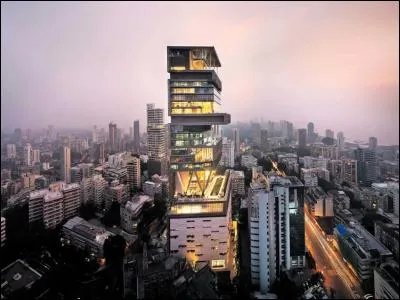 Ce bâtiment, nommé "Antilia" s'élève dans la plus grande agglomération de l'Inde. Laquelle ?