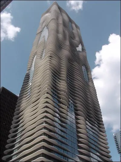 Le gratte-ciel de 262 m conçu par Jeanne Gang à Chicago a reçu "l'Emporis Skyscraper Award" en 2009. Quel est son nom ?