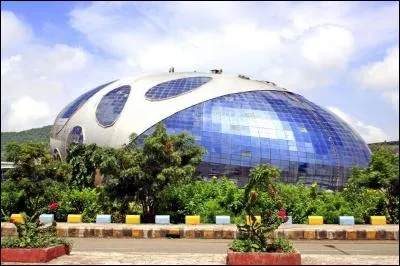 Cette bulle est le siège de la société Infosys, à Pune. Dans quel pays se situe cette ville ?