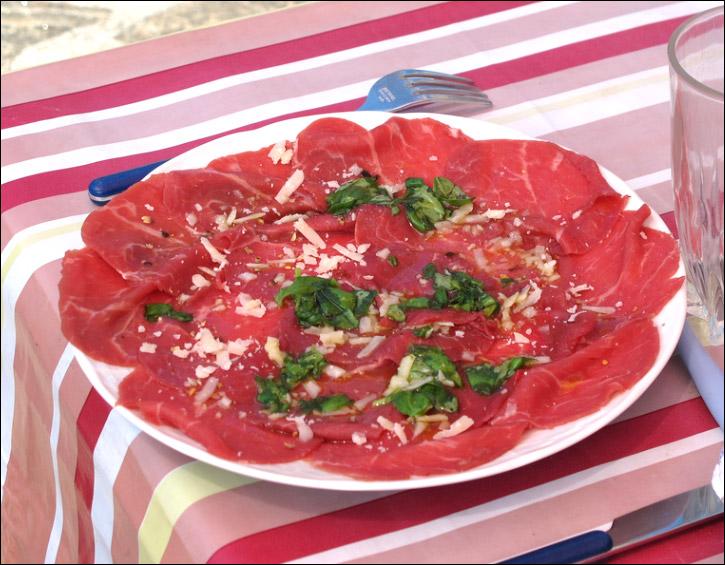 Quel peintre italien a donné son nom à une préparation de viande de boeuf crue nappée d'huile et de jus de citron ?