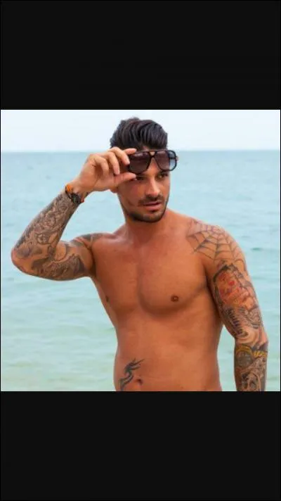 Avec qui Julien a-t-il fait son shooting photos nu ?