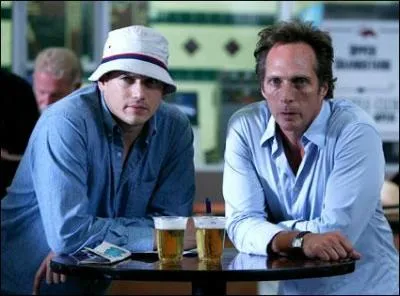 Qui se trouve  la droite de mahone ?