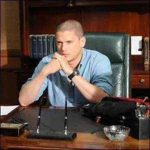 L , a qui appartient le bureau o est assi michael ?