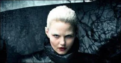 Qui Emma essaye-t-elle de trouver à Camelot pour qu'il anéantisse les ténèbres en elle ?