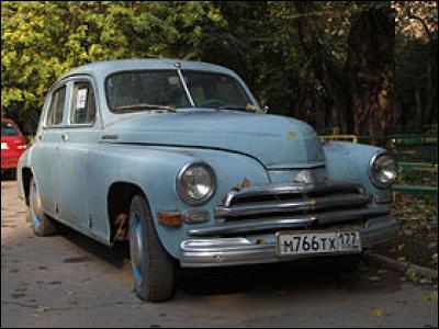 Allons vers la Russie. Quelle est cette vieille voiture ?