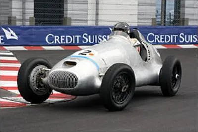 Ne bougeons pas, voici une F1 fran&ccedil;aise mais il manque son nom. Quel est-il ?