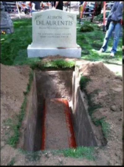 Qui est dans la tombe d'Alison ?