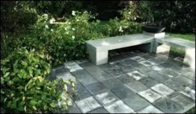 Qui détruit le mémorial dédié à Alison ?