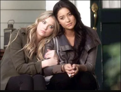 A un certain moment Emily loge chez Hanna, quelle en est la raison ?