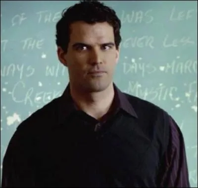 Comment s'appelle le professeur d'histoire qui a été tué par Damon ?