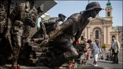 Le 1er août 1944, les occupants allemands réussirent à écraser une révolte de la résistance. Dans quel pays cela se passa-t-il ?