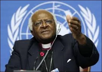 Desmond Tutu, en tant que dirigeant religieux, refusa-t-il le prix Nobel de la Paix ?