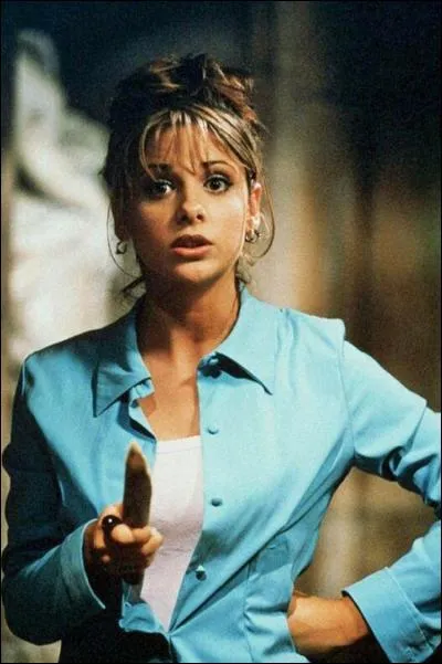Dans quel épisode Buffy voit-elle Angel pour la première fois ?