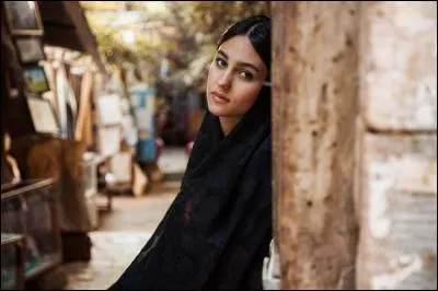 Au XIIe siècle déjà, le poète Omar Khayyām avait loué la douceur du vin comme l'enivrante beauté des femmes de cette ville d'Iran. Laquelle ?