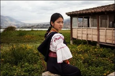 Grâce à leur artisanat et au tourisme, les Otavaleños sont parvenus à inverser la hiérarchie coloniale. Dans quel pays ?