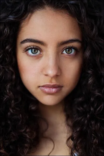 Ce visage nous ferait oublier que cette jeune colombienne habite une ville homonyme à la ville natale du bretteur sanguinaire Hernan Cortez. Laquelle ?