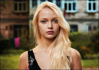 L'expression "blonde comme les blés" lui sied à ravir... Mais en est-on sûr, Letton ? Et dans quelle ville ?