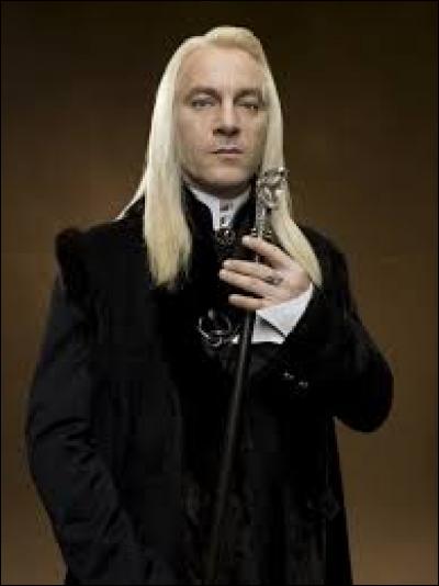 "Je me sens beaucoup plus tranquille, maintenant que je sais que Dumbledore est soumis à une évaluation juste et objective de la façon dont il exerce ses fonctions, nous a ainsi déclaré Lucius Malefoy." Quel âge avait Lucius quand il a déclaré ceci ?