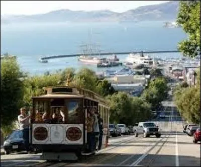 Quel acteur s'est révélé au grand public grâce à la série évoquée par cette photo ?