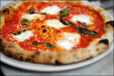 Sauce tomate, mozzarella, basilic, huile d'olive