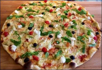 Sauce tomate, mozzarella, anchois, olives noires, origan, huile d'olive