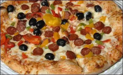 Sauce tomate, merguez, olives noires, poivrons, fromage