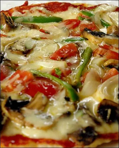 Sauce tomate, mozzarella, poivrons, champignons, aubergines, basilic