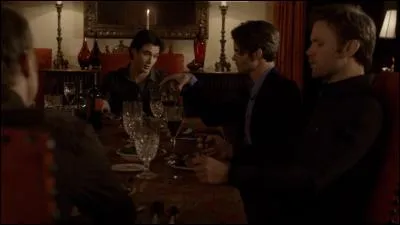 Lors du dîner entre ennemis chez Damon, qui enfonce la dague dans le cur d'Elijah ?
