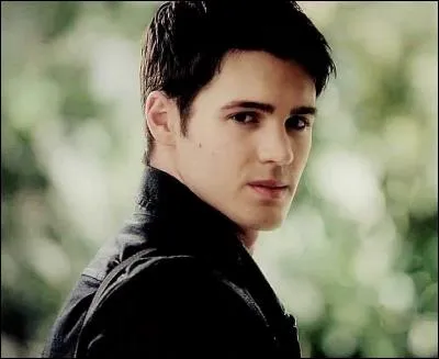 Dans la saison 4, pourquoi Jérémy veut-il tuer sa sur ?