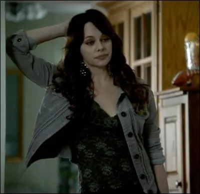 Qui embrasse la mère de Matt lors d'une soirée chez les Lockwood ?